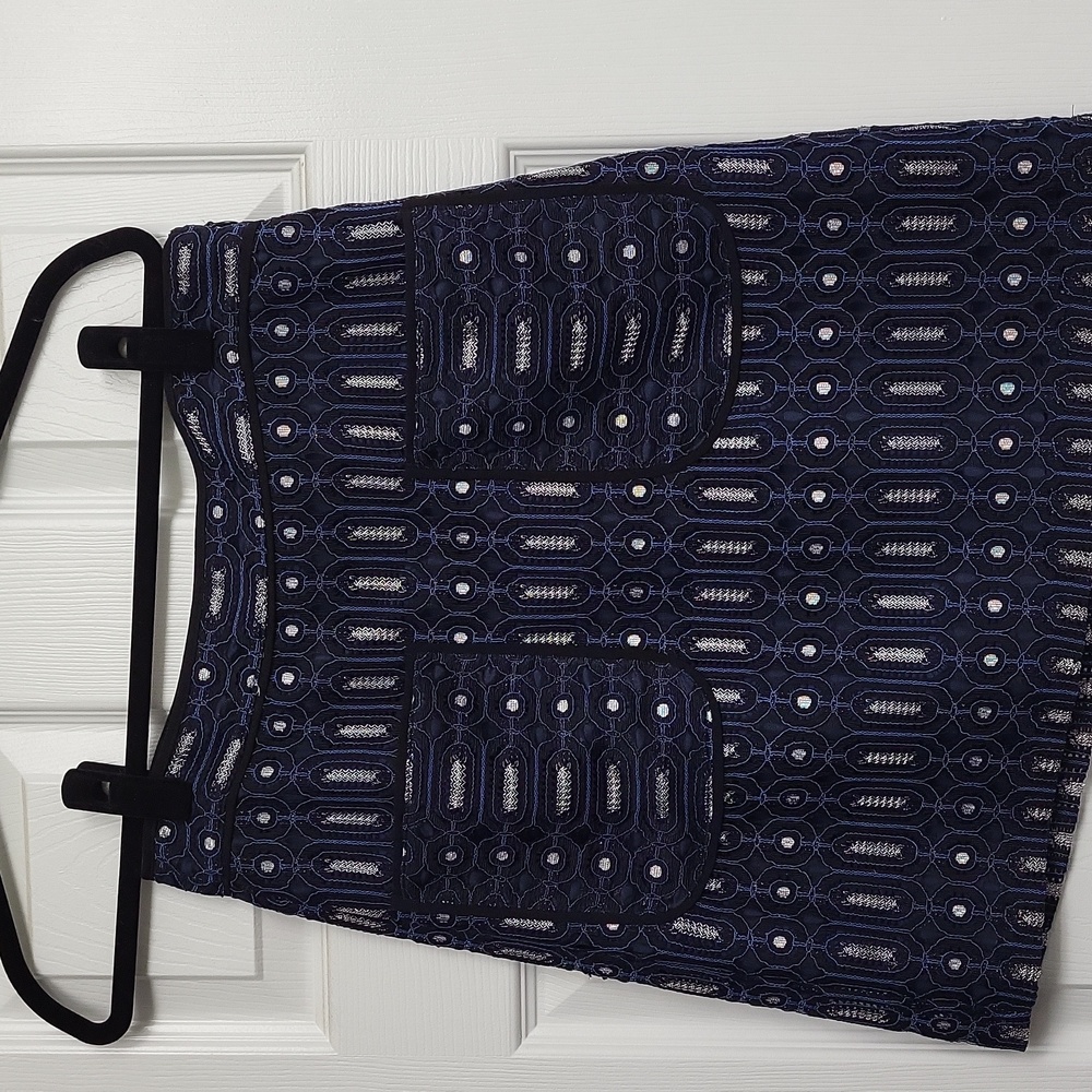 Beautiful blue skirt with pockets in the front.    Very lite weight.